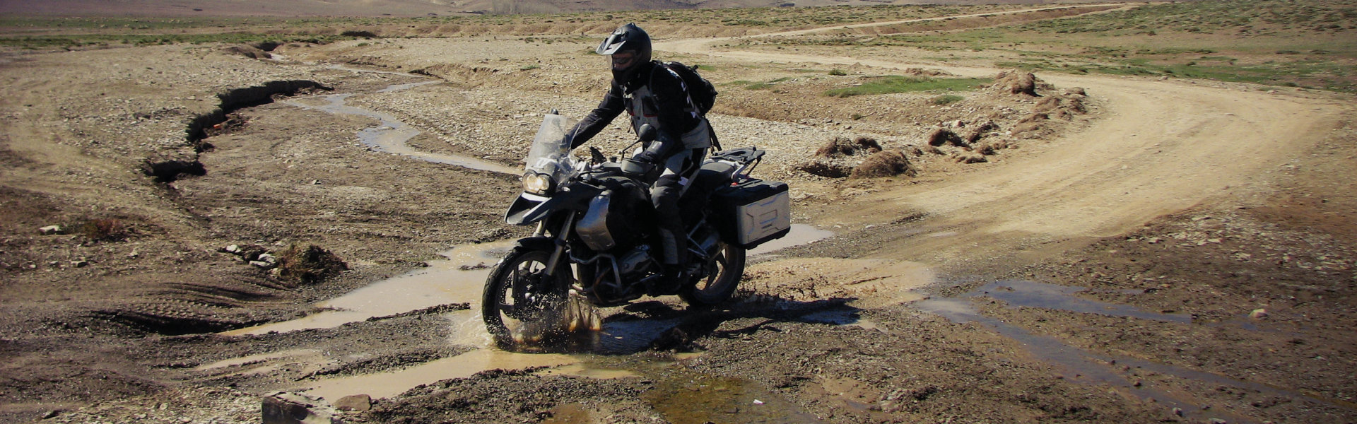 Motociclista conduzindo na lama