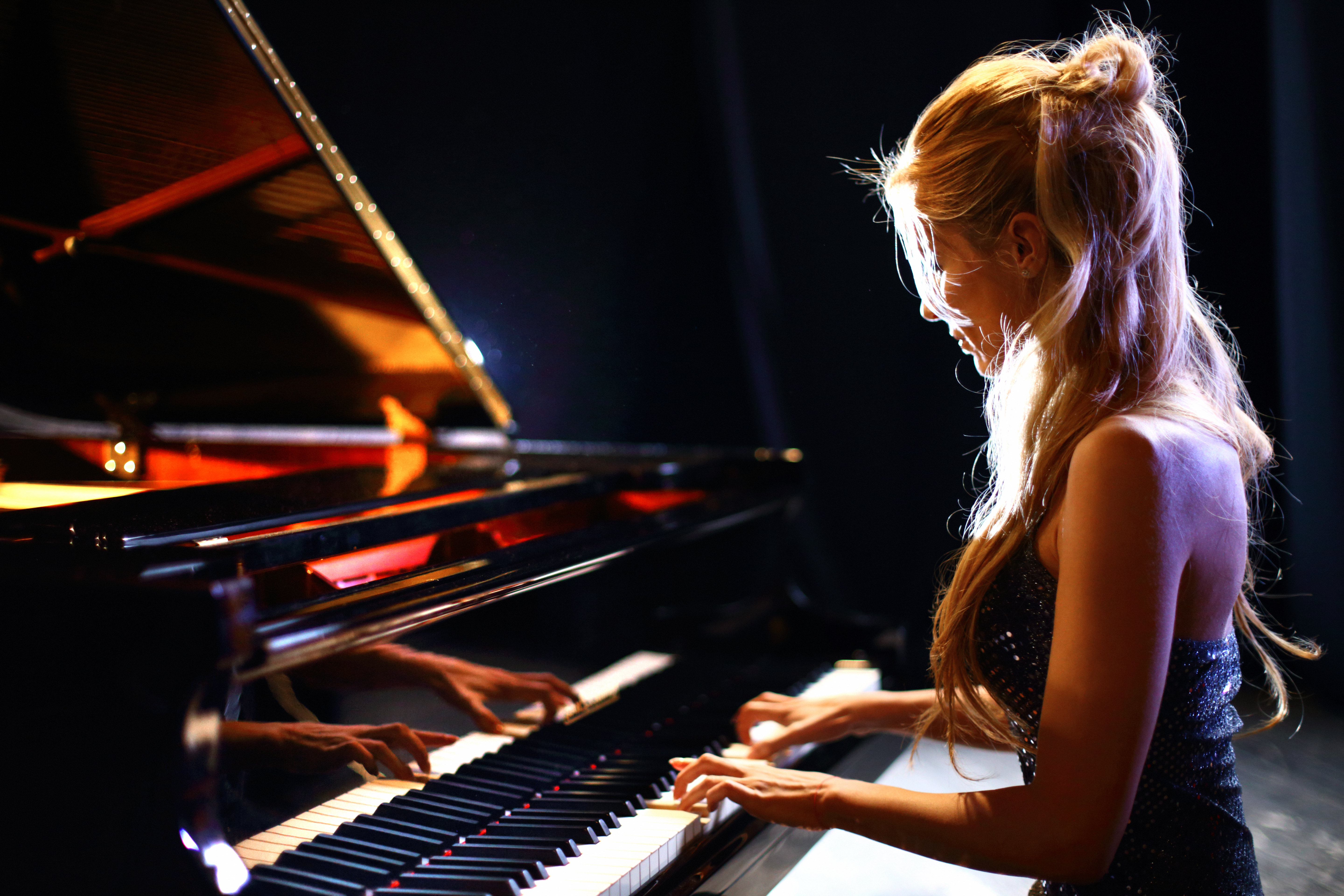 Игры вокала. Девушка на рояле. Девочка за роялем. Девушка и пианино. Девушка за пианино.