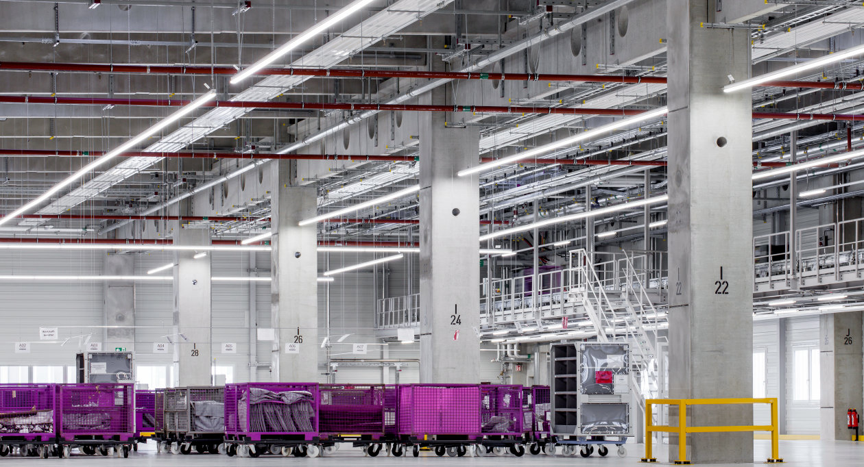 Industry lighting for logistic halls