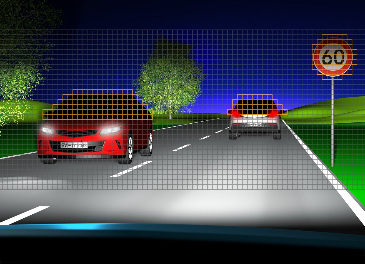 Eviyos illuminates surroundings in high-beam quality, ensures other road users and drivers themselves are not dazzled either by direct glare or reflected glare from road signs and the like.