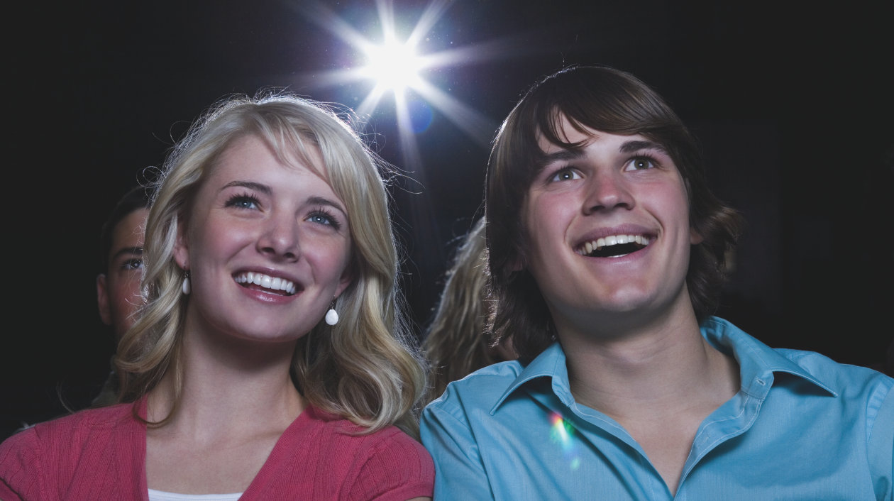 Application - Projection - Cinema - young couple