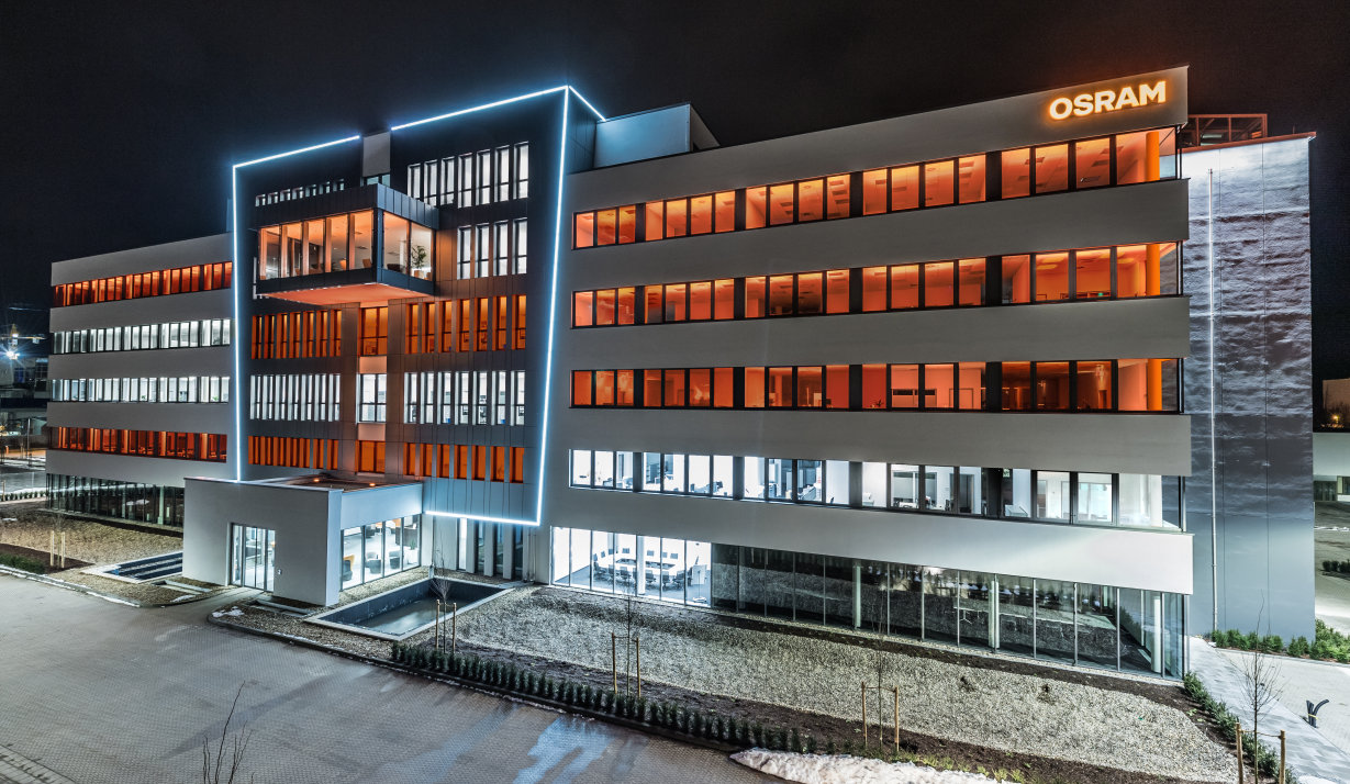 The exterior façade of the new main building of Osram Opto Semiconductors in Regensburg is a shining example of this high-tech location.