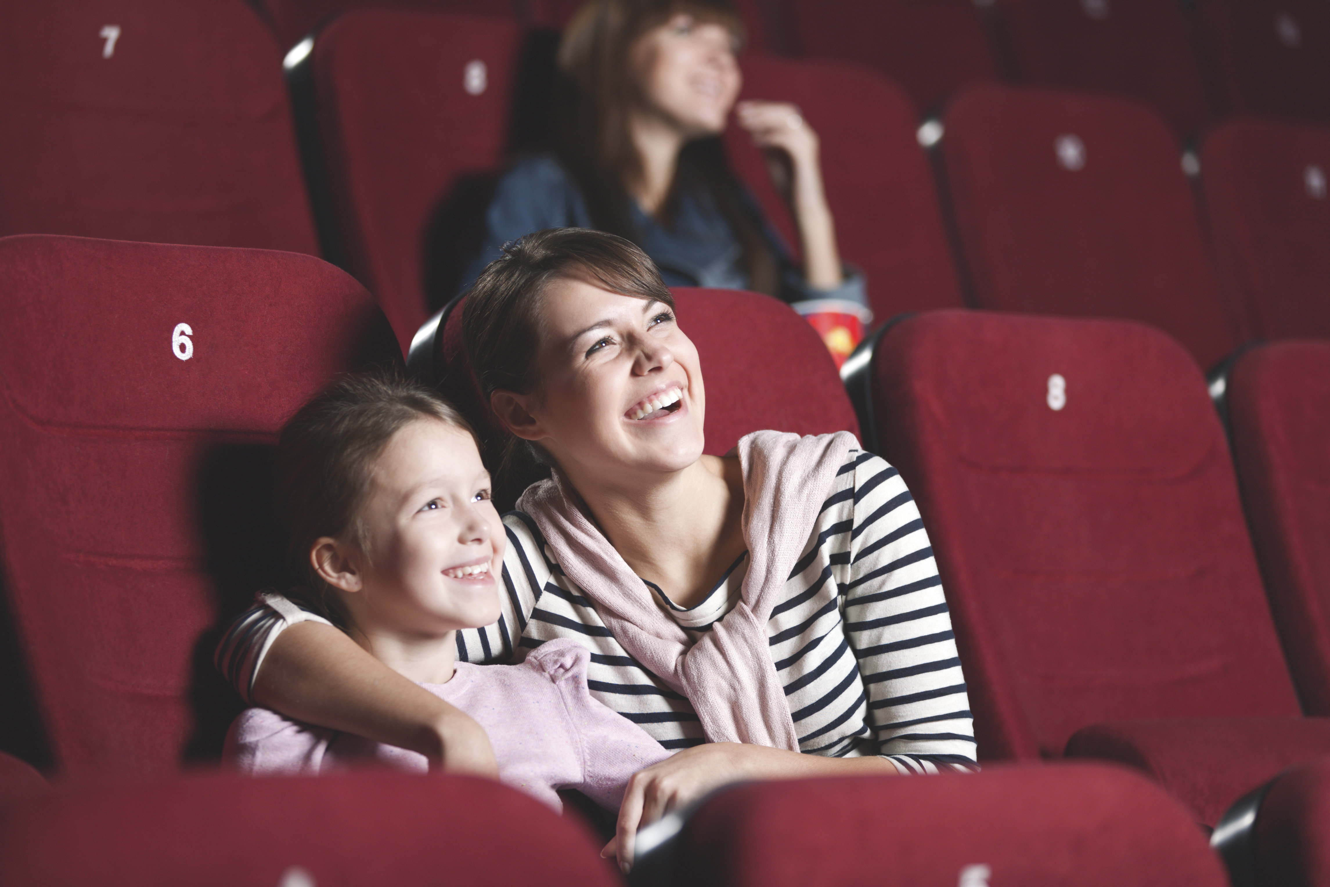 Кинотеатр семья билеты. Дети в кинотеатре. Театр для детей. Семейный поход в театр. Подростки в театре.