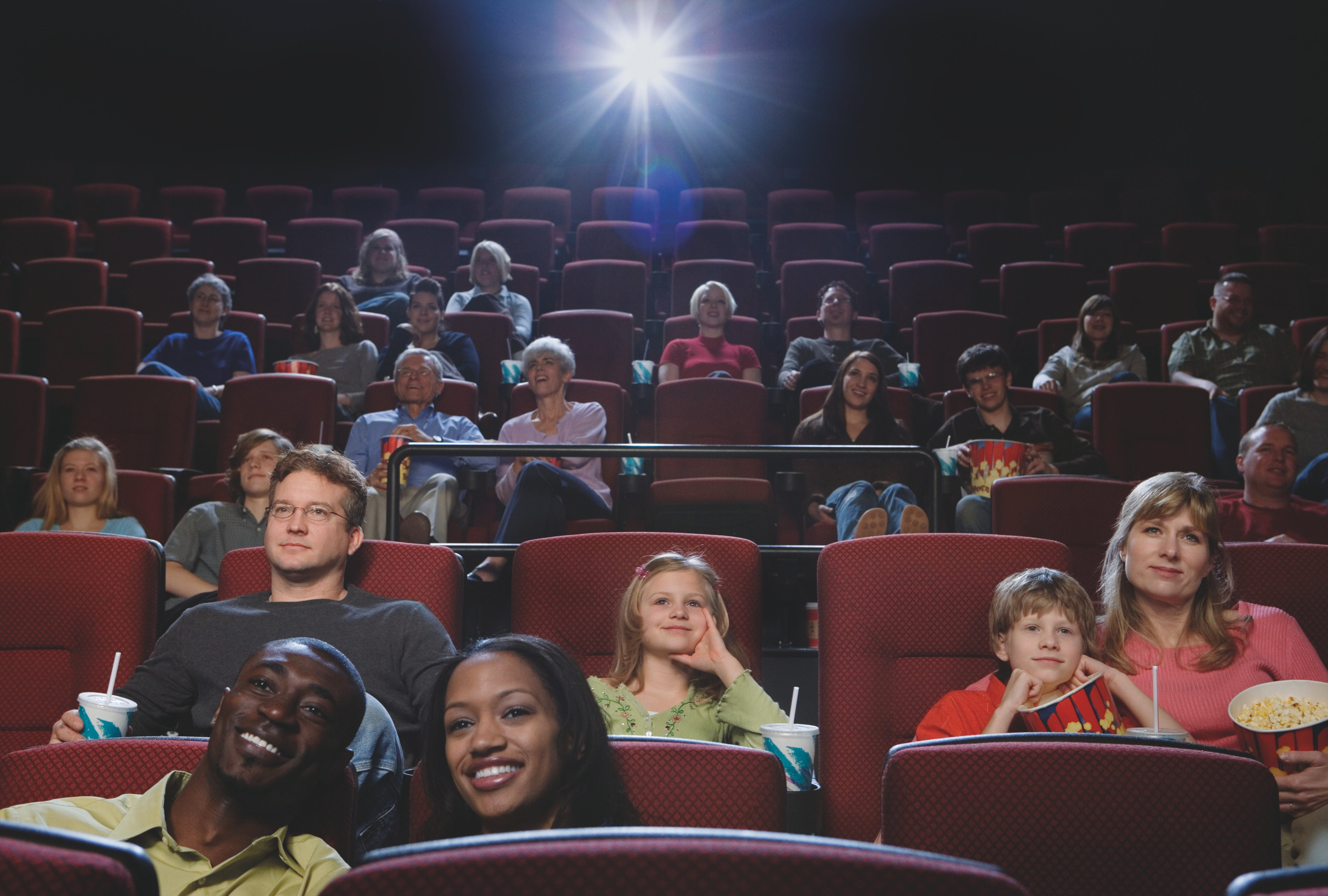 Theatre audience. Зал кинотеатра с людьми. Люди в кинотеатре. Зрители в кинотеатре. Зрительный зал кинотеатра.