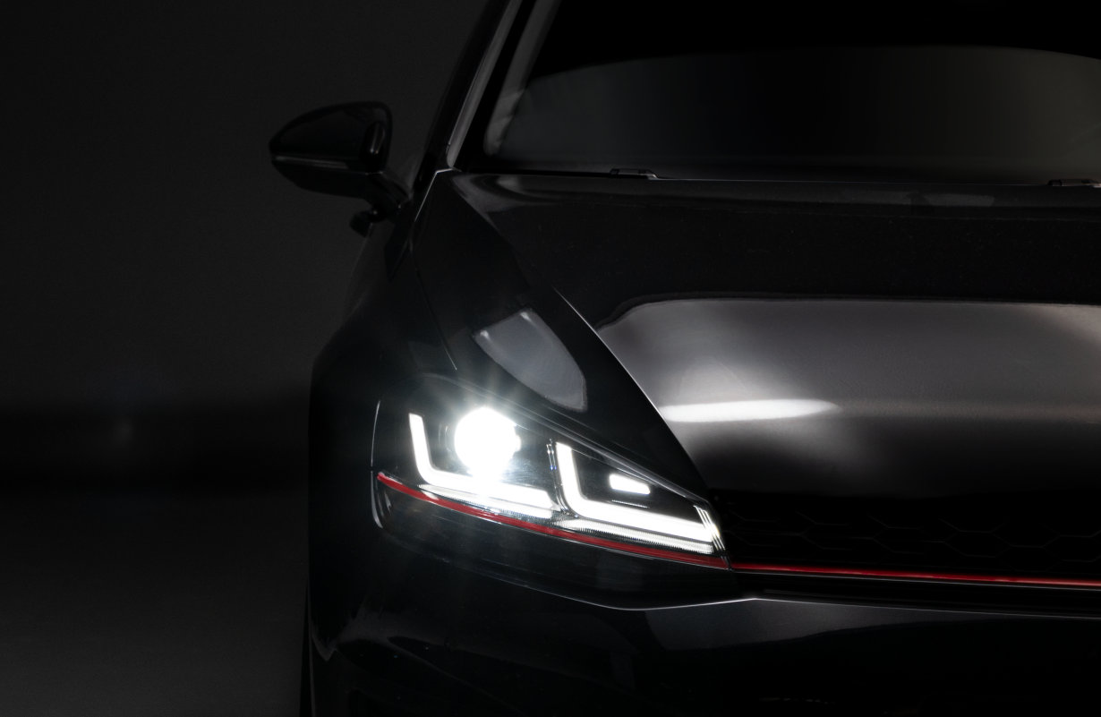 I nuovi proiettori LEDriving per la VW Golf VII sostituiscono i fari alogeni e allo xeno con la tecnologia LED all’avanguardia